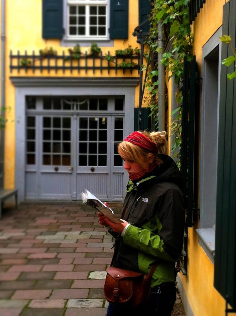 資料を読む女性