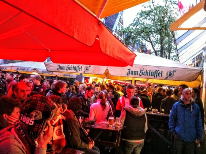 ドイツのバー。サッカー中継を観ながらビールを飲む