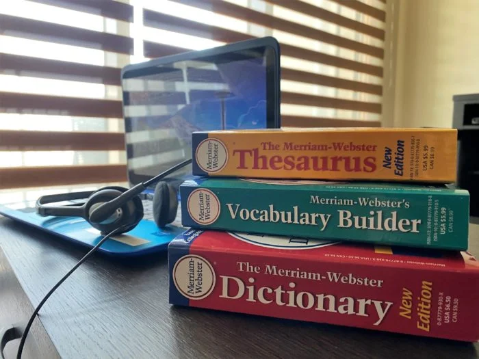 リビングにある辞書とノートパソコン