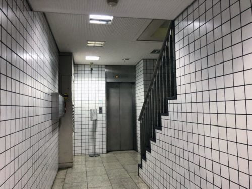 イングリッシュカンパニーの新宿スタジオの入る第2萬寿金ビルの1階のエレベーターホール