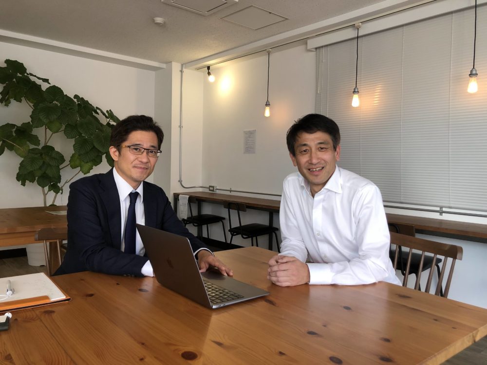 イングリッシュカンパニーの兼清達史トレーナーからレッスを受けている